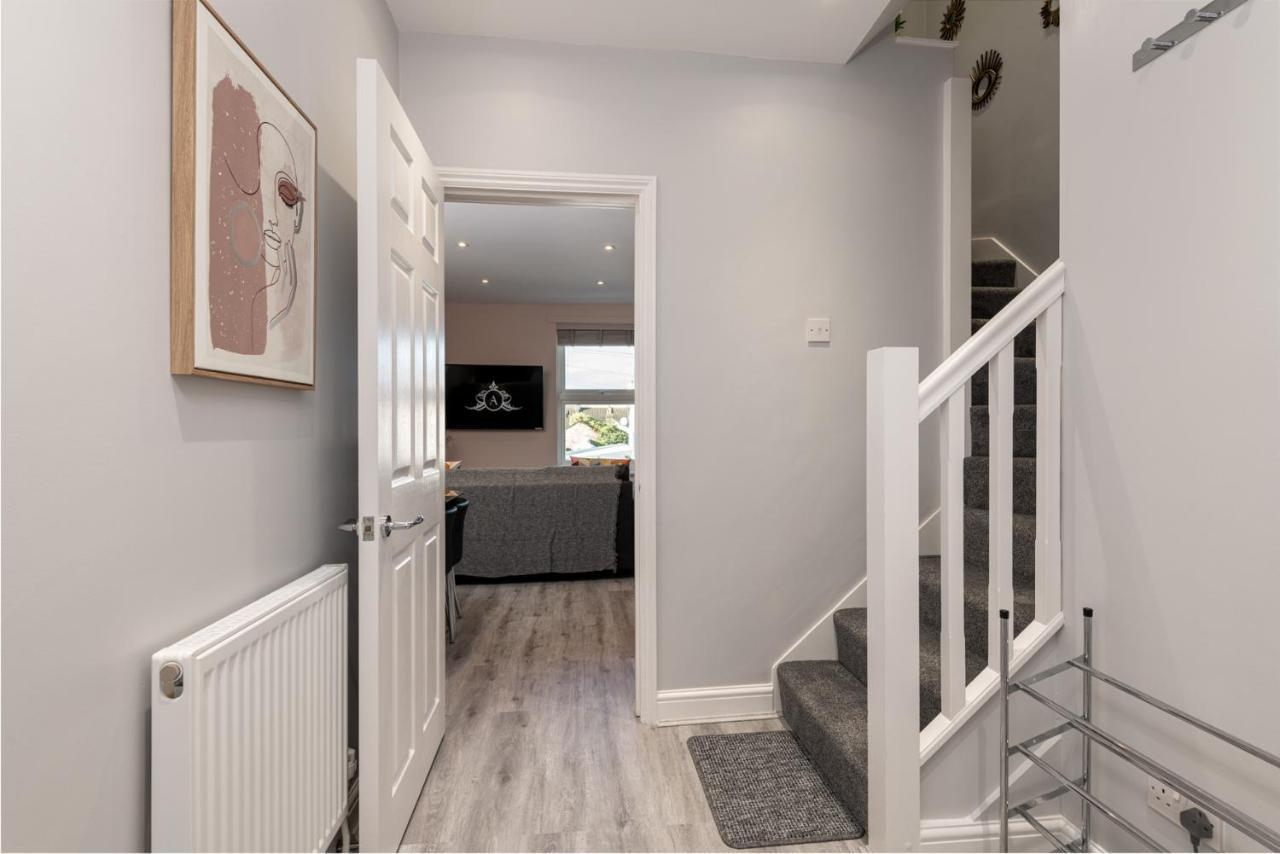 Cool, Calm & Contractor-Approved - Summer Stays Open - Apartment D Gillingham  Eksteriør bilde